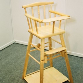 scaun din lemn pentru copii