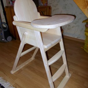 idées de décoration de chaise en bois bébé