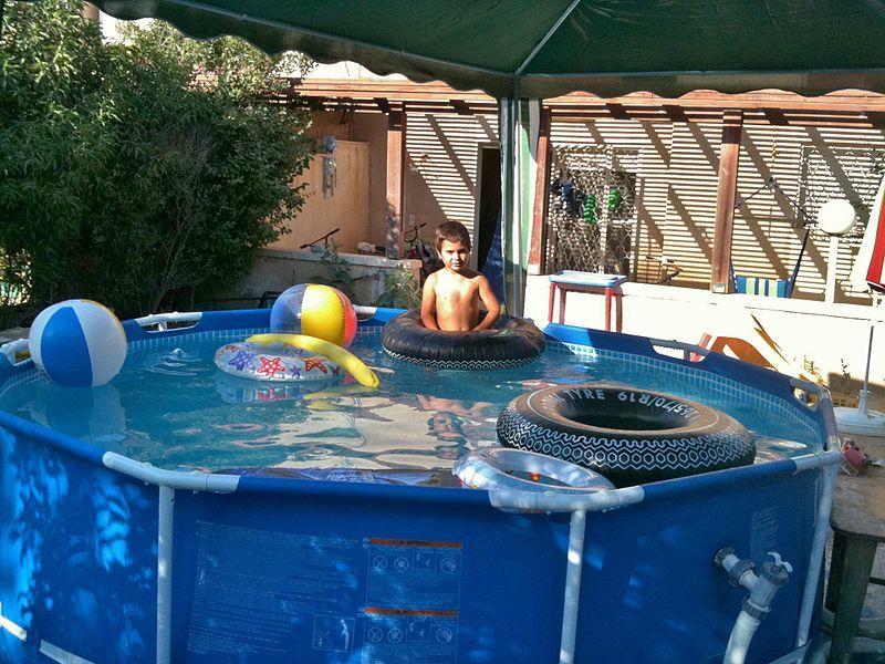 Frame zwembad voor het baden van kinderen in het land