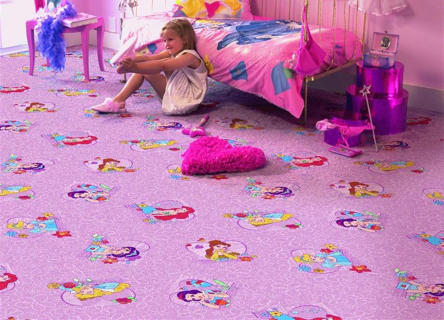 ילדה קטנה על השטיח בצבע נעים