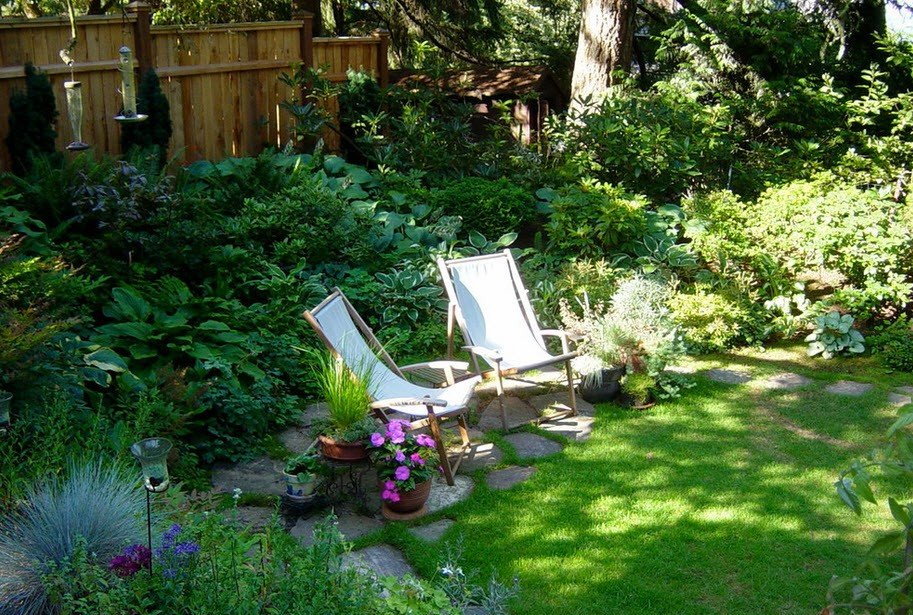 Dārza krēsli nošķirtā dārza stūrī