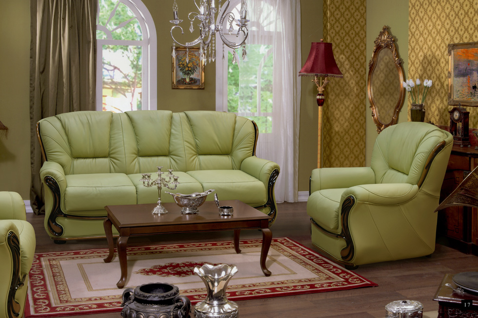 Pistacijų sofa klasikiniame gyvenamajame kambaryje
