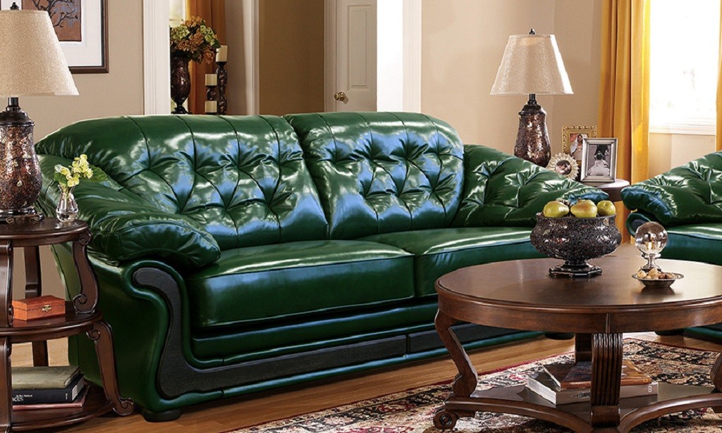 Izba v anglickom štýle so smaragdovo farebnou pohovkou
