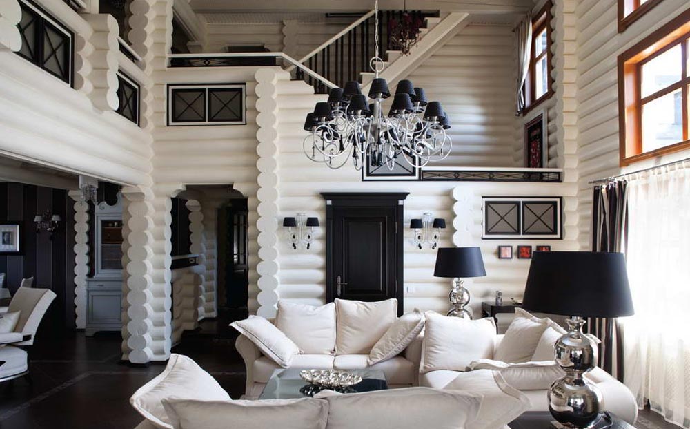 Balti dīvāni mājā, kas izgatavota no apaļkokiem