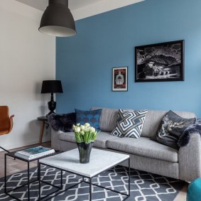 Zoneamento da sala de estar com uma parede azul