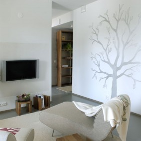 Drawing of a tree with silver paint on a white wall