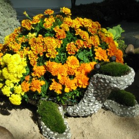 Flower bed in the form of a turtle with bright marigolds