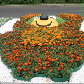 Flowerbed in the shape of a bear from marigolds of different colors