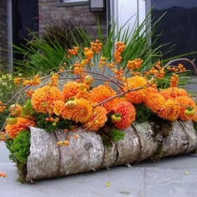 Parterre de fleurs fait maison en matériau improvisé