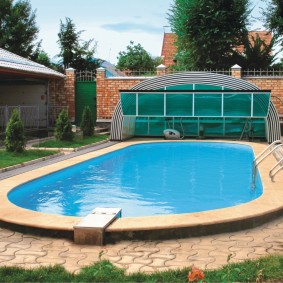 Groot zwembad met dak van polycarbonaat