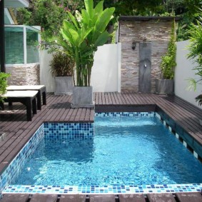 El patio trasero de una casa privada con una pequeña piscina.