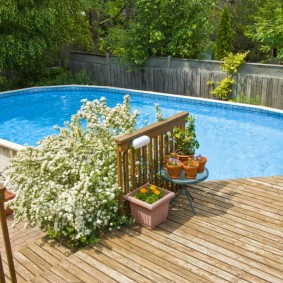 Marco de piscina en una parcela con una valla de madera