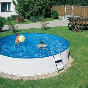 Kulatý bazén ve dvoře