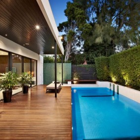 Moderne hus med en swimmingpool i gården