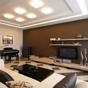 Biely nábytok do obývacej izby s hnedou stenou