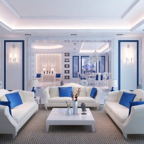 Blaue Kissen auf weißen Möbeln