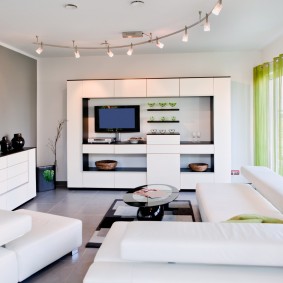 Perabot putih dalam ruang tamu gaya ultramodern