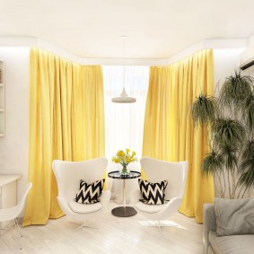 Rèm cửa màu vàng trong một căn phòng màu trắng
