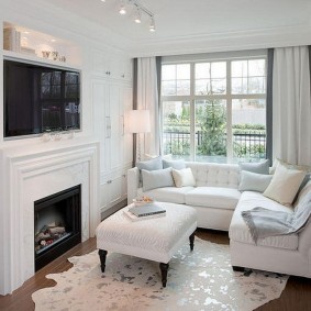 Mysigt vardagsrum med vita möbler