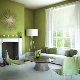 Lámpara de pie blanca sobre un fondo de paredes verdes