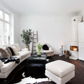 Ruang tamu gaya putih Scandinavian