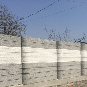 Striped reinforced concrete fence