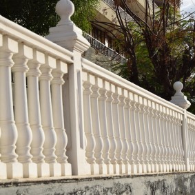 Vyztužený betonový dekorativní plot