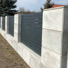 Pilkas betoninių blokelių paviršius