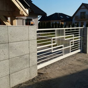 Kovové brány na betonových sloupech