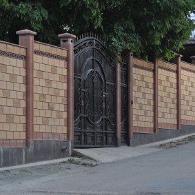 Portões forjados e cerca de bloco