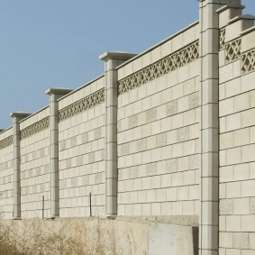 Section de trois mètres de la clôture de la capitale en élévation