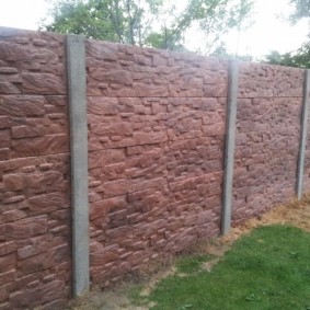 Ограда постављена бетонском плочом