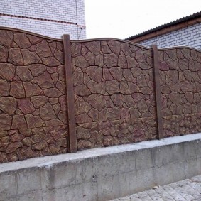 Natuurstenen betonnen hek