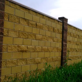 Blok dengan tekstur yang berbeza di pagar negara