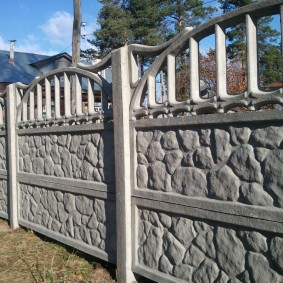 Gard prefabricat la marginea parcelor de grădină