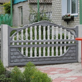 Bahagian pagar konkrit dengan unsur-unsur terbuka