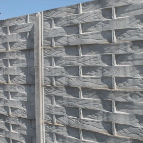 Армирано-бетонска ограда под дрвеним плетаром