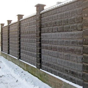 Бетонна ограда през зимата на лятната вила