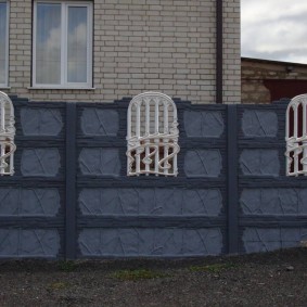 Dekoratyviniai langai betoninės tvoros skyriuose