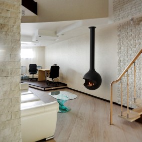Hall d'une maison privée avec cheminée suspendue