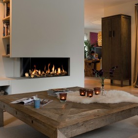 Corner fireplace sa isang maluwang na sala
