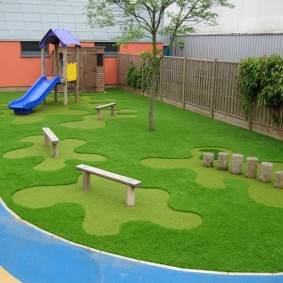 Konstgräs på lekplatsen