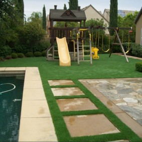 Specjalny trawnik przy basenie