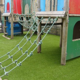 Играйте тревата на детската площадка