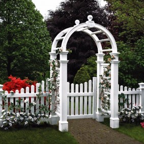 Arc blanc sur une porte de jardin