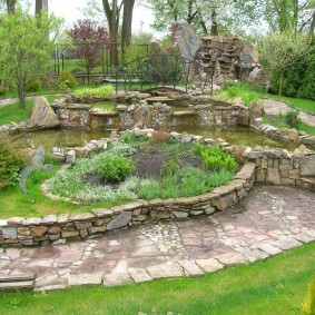 Natural stone in landscaping
