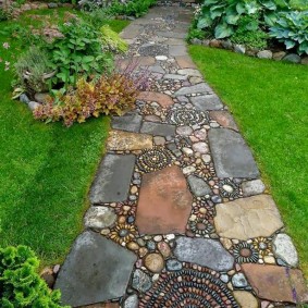 Calea de piatră adânc în grădină