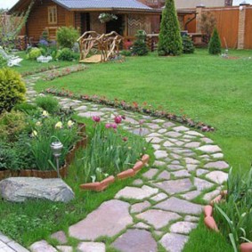 Bending a stone path in a plot with a lawn