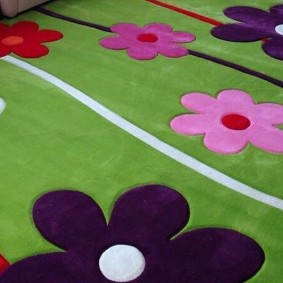 ציורי פרחים על שטיח ירוק