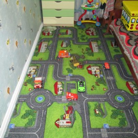 שטיח לילדים עם דפוס משחק